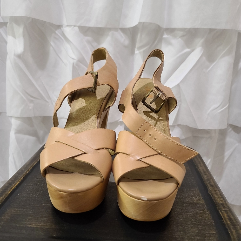 Levity tan/nude heels size 7.5